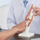 image of orthopedic surgeon explaining minimally invasive orthopedic surgery